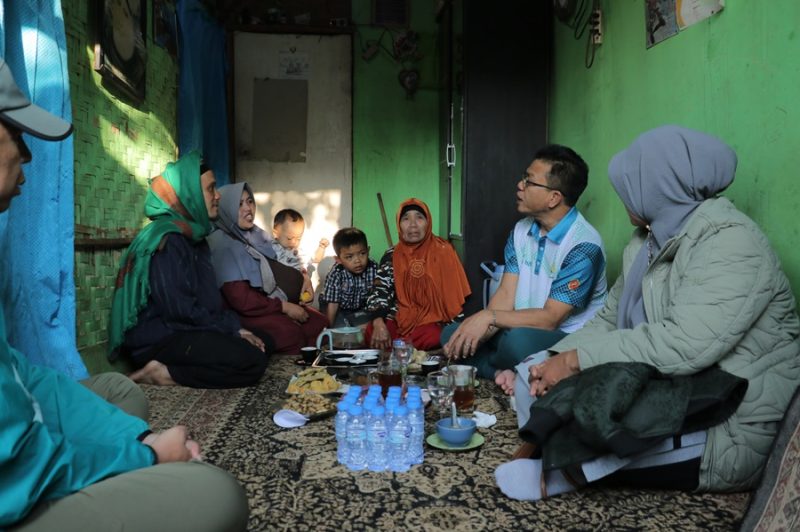Bupati Bandung HM. Dadang Supriatna bersama istrinya, Hj. Emma Dety Dadang Supriatna menginap di rumah tidak layak huni milik Engkus warga Kampung Pasirmulya RT 04/RW 20 Desa Margamulya, Kecamata Pangalengan, Selasa (3/9/2024) malam. (Foto: maji/dara)
