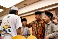 
Sekretaris Daerah Provinsi Jawa Barat Herman Suryatman memberi arahan dan motivasi kafilah Jabar yang mengikuti MTQ Nasional XXX Tahun 2024 di Ballroom Aston, Kota Samarinda, Kalimantan Timur, Senin (9/9/2024).(Foto: Biro Adpim Jabar)
