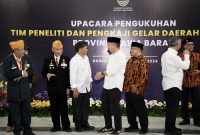 
Penjabat Gubernur Jawa Barat Bey Machmudin Menghadiri sekaligus mengukuhkan Tim Peneliti dan Pengkaji Gelar Daerah (TP2GD) Provinsi Jawa Barat di Aula Timur Gedung Sate Bandung, Rabu (4/9/2024.(Foto: diskominfo jabar)