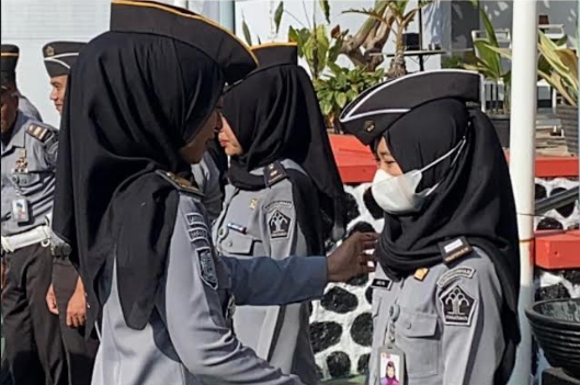 Kasubag Tata Usaha Lapas Kelas IIA Garut, Anggi Mutiara Pertiwi, melakukan pengecekan kelengkapan atribut kepada seluruh pegawai Lapas Garut pada apel pagi, di Lapangan Apel Lapas Garut, Senin (30/9/2024)(Foto: Istimewa)