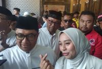 Calon Bupati dan Wakil Bupati Garut nomor urut 02, Abdusy Syakur Amin-Putri Karlina, memberikan keterangan kepada wartawan usai pengndian nomor urut, Senin (23/9/2024)(Foto: Istimewa)