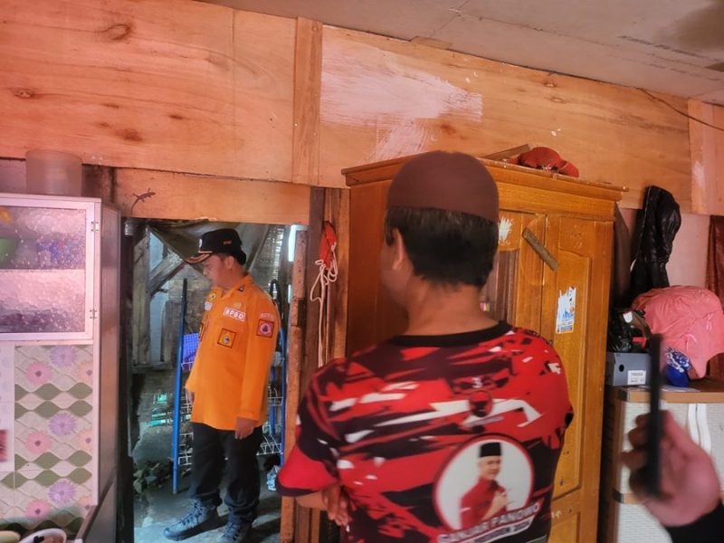  Kepala Pelaksana Badan Penanggulangan Bencana Daerah (BPBD) Kabupaten Bandung Uka Suska Puji Utama memriksa rumah warga untuk memastikan masih layak ditempat. (Foto: maji/dara)
