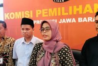
Ketua KPU Jabar, Ummi Wahyuni didampingi komisioner laninnya  memberikan keterangan Pers terkait Debat 1 Pilgub Jabar. (Foto: deram/dara)

