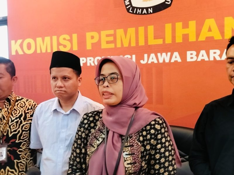 
Ketua KPU Jabar, Ummi Wahyuni didampingi komisioner laninnya  memberikan keterangan Pers terkait Debat 1 Pilgub Jabar. (Foto: deram/dara)
