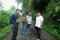 
Calon Bupati Garut Abdusy Syakur Amin, mendengarkan secara langsung aspirasi warga  terkait kondisi infrastruktur jalan saat berkunjung ke Desa Cikarang, Kecamatan Cisewu, Kabupaten Garut, Sabtu (5/10/2024).(Foto: andre/dara)
