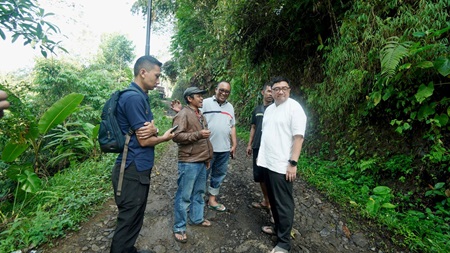 
Calon Bupati Garut Abdusy Syakur Amin, mendengarkan secara langsung aspirasi warga  terkait kondisi infrastruktur jalan saat berkunjung ke Desa Cikarang, Kecamatan Cisewu, Kabupaten Garut, Sabtu (5/10/2024).(Foto: andre/dara)

