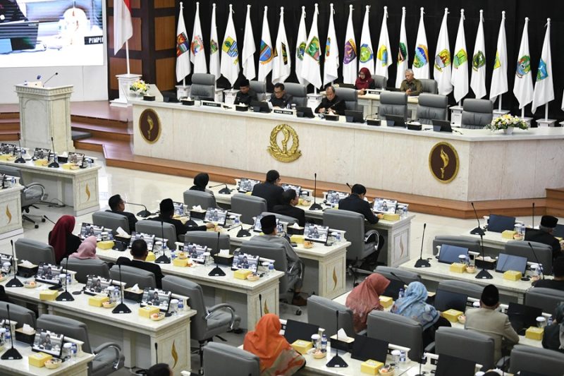
Pj Gubernur Jawa Barat Bey Machmudin menghadiri Rapat Paripurna DPRD Jawa Barat dengan Agenda Pengumuman Usulan Calon Pimpinan DPRD Provinsi Jawa Barat Definitif Masa Jabatan 2024 - 2029 di Gedung DPRD Jawa Barat, Selasa (1/10/2024).(Foto: biro adpim jabar)
