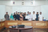 
Banggar DPRD Kabupaten Sukabumi menggelar rapat gabungan bersama Tim Anggaran Pemerintah Daerah (TAPD), terkait pembahasan Rancangan Anggaran Pendapatan dan Belanja Daerah (RAPBD) 2025, di Ruang Badan Musyawarah (BAMUS) DPRD Kabupaten Sukabumi, Rabu (23/10/2024). (Foto: dian/dara)
