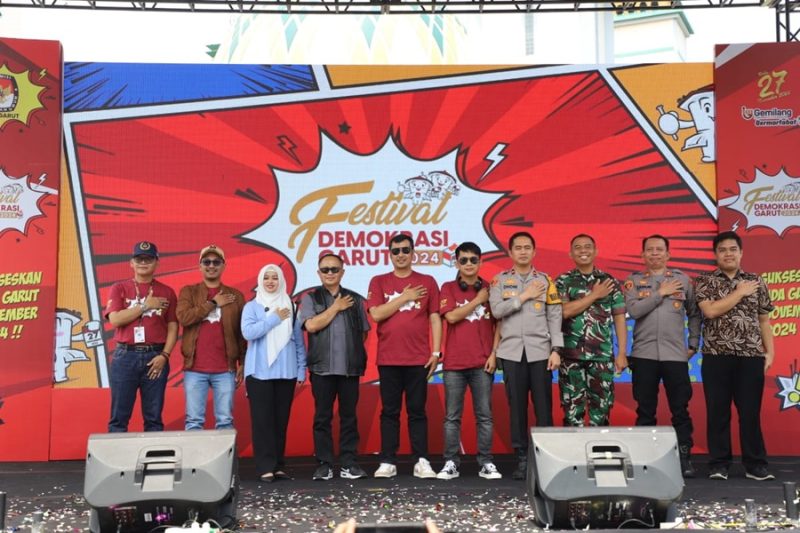 
Ketua KPU Garut, Dian Hasanudin foto bersama di sela-sela Festival Demokrasi Garut 2024 di Lapangan Otista (Alun-alun Garut), Jalan Ahmad Yani, Kecamatan Garut Kota, Kabupaten Garut, Sabtu (19/10/2024).(Foto: andre/dara)

