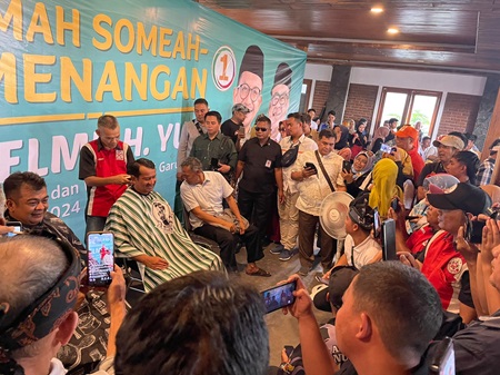 
Calon Bupati dan Wakil Bupati Garut, Helmi Budiman dan Yudi Lasminingrat, cukur rambut sebelum deklarasi dukungan di Setgab Pemenangan Helmi-Yudi di Jalan Terusan Pembangunan, Kecamatan Tarogong Kidul, Kabupaten Garut, Selasa (15/10/2024).(Foto:andre/dara)

