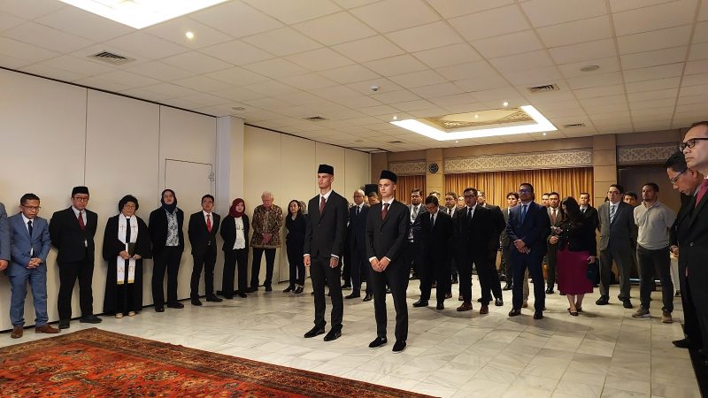 Upacara pengambilan sumpah dan janji setia dua atlet sepak bola anturalisasi Mees Victor Joseph Hilgers dan Eliano Johannes Reijndersdi di Kedutaan Besar RI di Belgia, Senin (30/9/2024)(Foto: Istimewa)