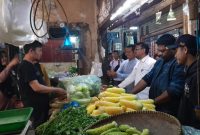 Calon Bupati Garut nomor urut 1, dr. Helmi Budiman, berbincang dengan sejumlah pedagang di Pasar Guntur Ciawitali Garut untyuk menampung aspirasi para pedagang, Kamis (3/10/2024)(Foto: Istimewa)