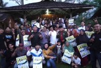 Calon Bupati nomor urut 2, Abdusy Syakur Amin berdiskusi dengan para petani terkait potensi pengembangan usaha gula merah aren di Desa Bojong, Kecamatan Bungbulang, Kabupaten Garut, Kamis (3/10/2024)(Foto: Istimewa)