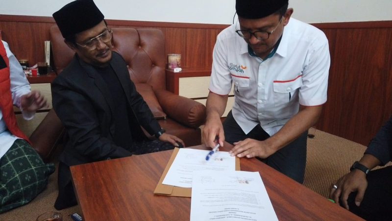 Calon Bupati Garut, Helmi Budiman, tanda tangani fakta integritas siap jalankan emam poin tuntutan MUGART, Jumat (4/10/2024)(Foto: Istimewa)