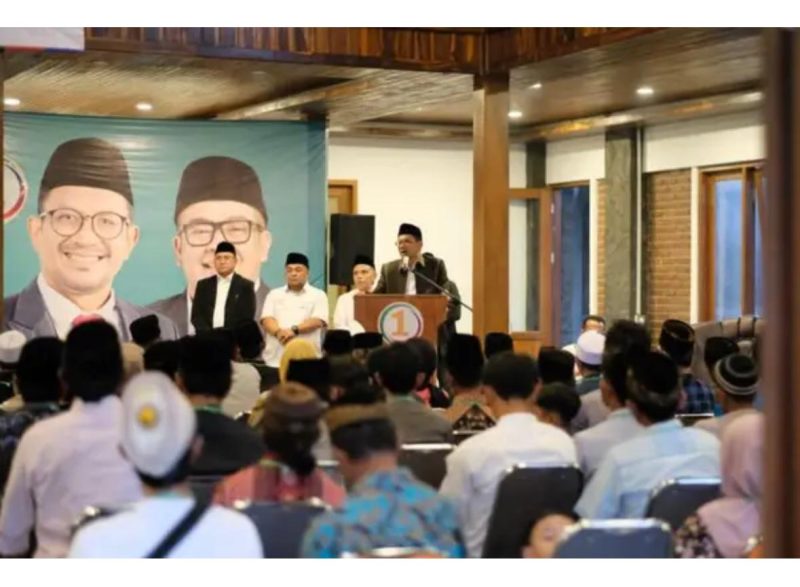 Ratusan pesantren se-Garut menggelar deklarasi dukungan kepada pasangan Helmi-Yudi di Setgab Someah, Jalan Terusan Pembangunan, Kecamatan Tarogong Kidul, Kabupaten Garut, Kamis (3/10/2024)(Foto: Istimewa)
