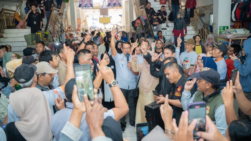 Calon Bupati Garut nomor urut 1, Helmi Budiman, mengunjungi Pasar Wanaraja, Kabupaten Garut menampung aspirasi para pedagang pasar, Sabtu (5/10/2024)(Foto: Istimewa)
