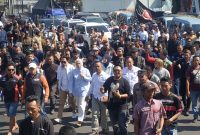 Calon Wakil Bupati nomor urut 2, Putri Karlina,  
terjun langsung ke lapangan saat aksi mogok jalan yang dilakukan ratusan sopir angkutan umum di kawasan Bunderan Simpang Lima, Kecamatan Tarogong Kidul, Kabupaten Garut, Senin (7/10/2024)(Foto: Istimewa)