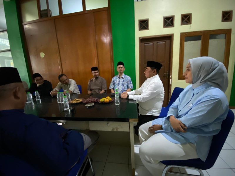 Paslon Bupati dan Wakil Bupati Garut nomor urut 2, Abdusy Syakur Amin-Putri Karlina bersilaturahmi ke PD Persis Garut untuk memaparkan visi misi, Senin (7/10/2024)(Foto: Istimewa)
