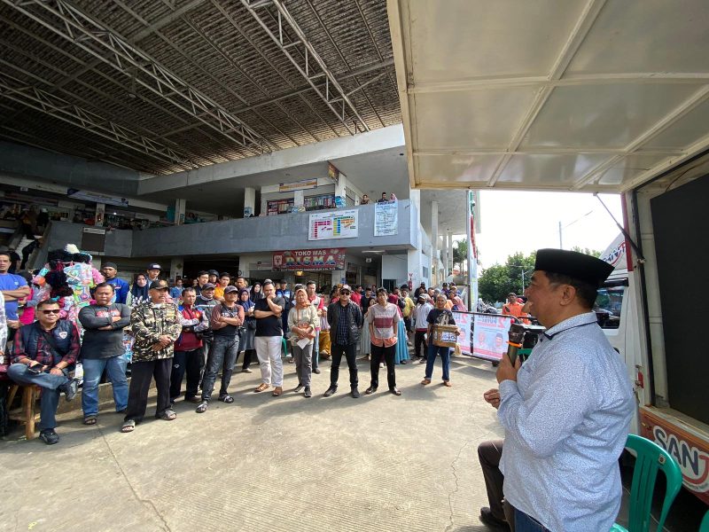Calon Bupati Garut nomor urut 2, Abdusy Syakur Amin, mengunjungi Pasar Wisata Samarang, Kecamatan Samarang, kabupaten Garut, Rabu (9/10/2024)(Foto: Istimewa) 
