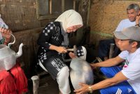 Calon Wakil Bupati Garut nomor urut 2, L. Putri Karlina, saat mengunjungi para pengrajin Gerengseng di Desa Pasir Kiamis, Kecamatan Pasirwangi, Kabupaten Garut, Rabu (10/10/2024)(Foto: Istimewa)