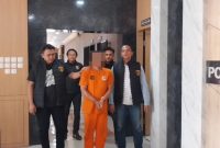 AP (47), terduga pelaku pencurian dengan pemberatan di wilayah Malangbong, menjalani pemeriksaan di Mapolres Garut, Jumat (11/10/2024)(Foto: Istimewa)