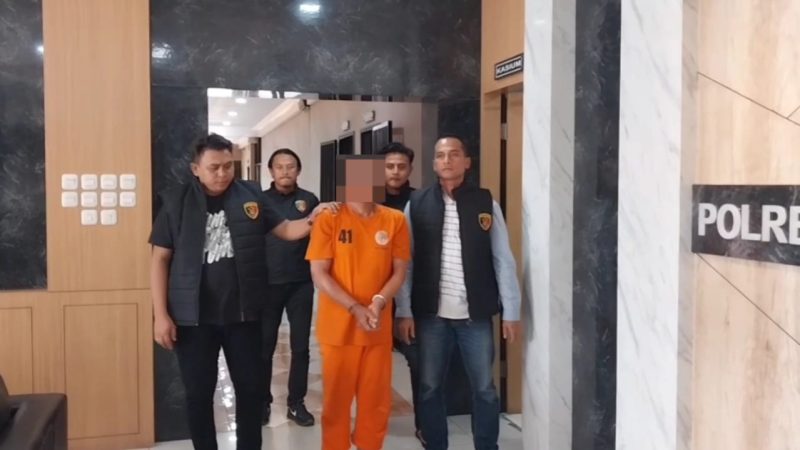 AP (47), terduga pelaku pencurian dengan pemberatan di wilayah Malangbong, menjalani pemeriksaan di Mapolres Garut, Jumat (11/10/2024)(Foto: Istimewa)