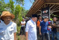 Calon Bupati Garut, Abdusy Syakur Amin, bersilaturahmi dengan kelompok Tani Pasawahan, di Terus Gunung Guntur, Desa Pasawahan, Kecamatan Tarogong Kaler, Kabupaten Garut, (12/10/2024)(Foto: Istimewa)