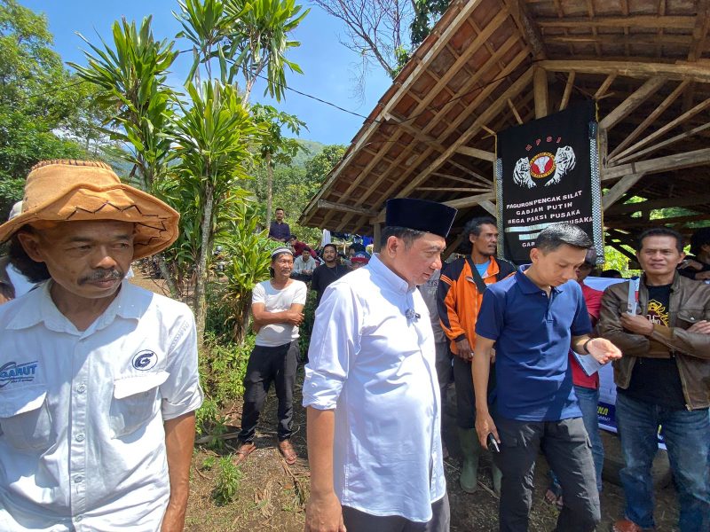 Calon Bupati Garut, Abdusy Syakur Amin, bersilaturahmi dengan kelompok Tani Pasawahan, di Terus Gunung Guntur, Desa Pasawahan, Kecamatan Tarogong Kaler, Kabupaten Garut, (12/10/2024)(Foto: Istimewa)