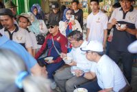 Calon Bupati Garut, dr Helmi Budiman, mencicipi lontong sayur saat melakukan kampanye di Pasar Pameungpeuk, Kabupaten Garut, Sabtu (12/10/2024)(Foto: Istimewa)