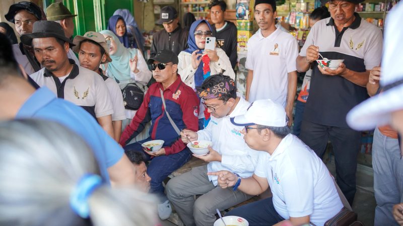 Calon Bupati Garut, dr Helmi Budiman, mencicipi lontong sayur saat melakukan kampanye di Pasar Pameungpeuk, Kabupaten Garut, Sabtu (12/10/2024)(Foto: Istimewa)