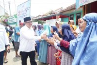 Calon Bupati Garut nomor urut 2, Abdusy Syakur Amin, disambut antusias emak-emak saat melakukan kunjungan ke Desa Sukajaya, Kecamatan Malangbong, Kabupaten Garut, Minggu (13/10/2024)(Foto: Istimewa)