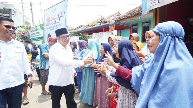 Calon Bupati Garut nomor urut 2, Abdusy Syakur Amin, disambut antusias emak-emak saat melakukan kunjungan ke Desa Sukajaya, Kecamatan Malangbong, Kabupaten Garut, Minggu (13/10/2024)(Foto: Istimewa)