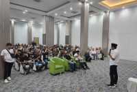 Calon Bupati Garut, Helmi Budiman, memberikan sambutan pada deklarasi dukungan dari Fprum Pemuda Peduli Garut (FPPG) di Hotel Suminar, Kecamatan Tarogong Kidul, Kabupaten Garut, Selasa (15/10/2024)(Foto: Istimewa) 
