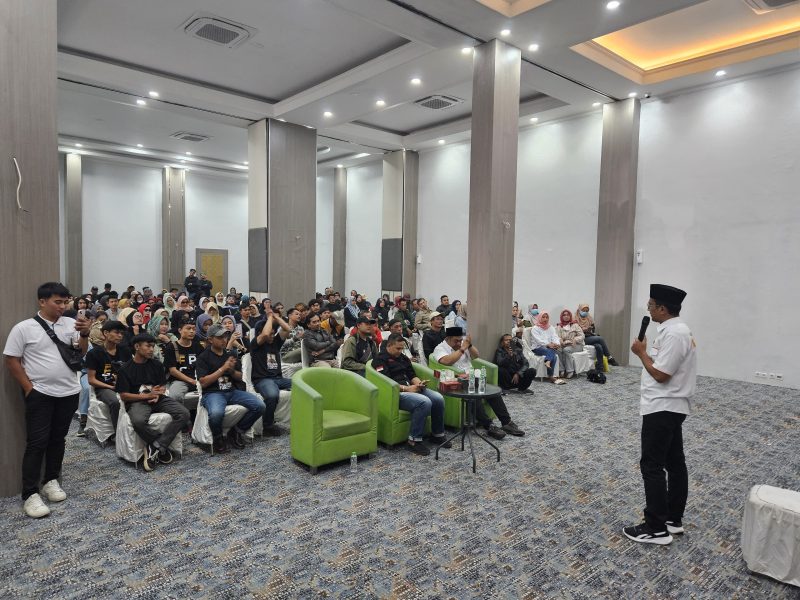 Calon Bupati Garut, Helmi Budiman, memberikan sambutan pada deklarasi dukungan dari Fprum Pemuda Peduli Garut (FPPG) di Hotel Suminar, Kecamatan Tarogong Kidul, Kabupaten Garut, Selasa (15/10/2024)(Foto: Istimewa) 
