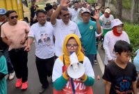 Calon Bupati Garut nomor urut 2, Helmi Budiman, saat mengunjungi Pasar Tumpah Kampung Karangsari, Desa Cimaragas, Kecamatan Pangatikan, Kabupaten Garut, Minggu (20/10/2024)(Foto: Istimewa)