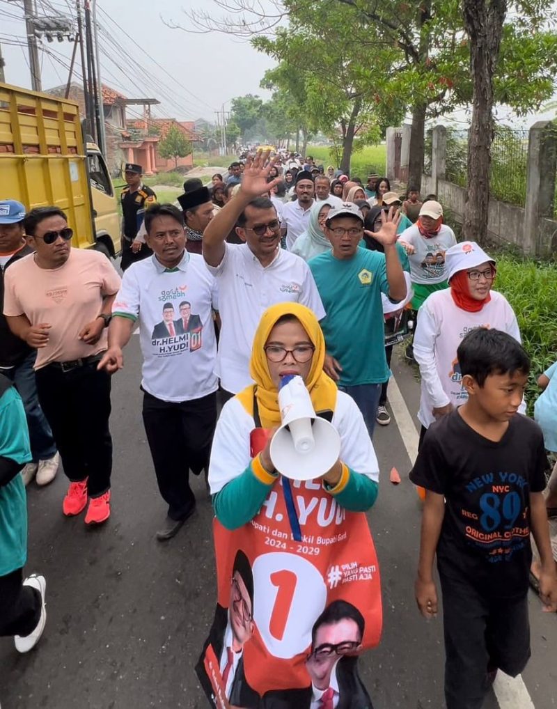 Calon Bupati Garut nomor urut 2, Helmi Budiman, saat mengunjungi Pasar Tumpah Kampung Karangsari, Desa Cimaragas, Kecamatan Pangatikan, Kabupaten Garut, Minggu (20/10/2024)(Foto: Istimewa)