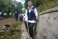 Calon Wakil Bupati nomor urut 2, Putri Karlina,
membantu warga membersihkan selokan saat berkunjung ke Kecamatan Cihurip, Kabupaten Garut, Minggu (20/1/2024)(Foto: Istimewa)