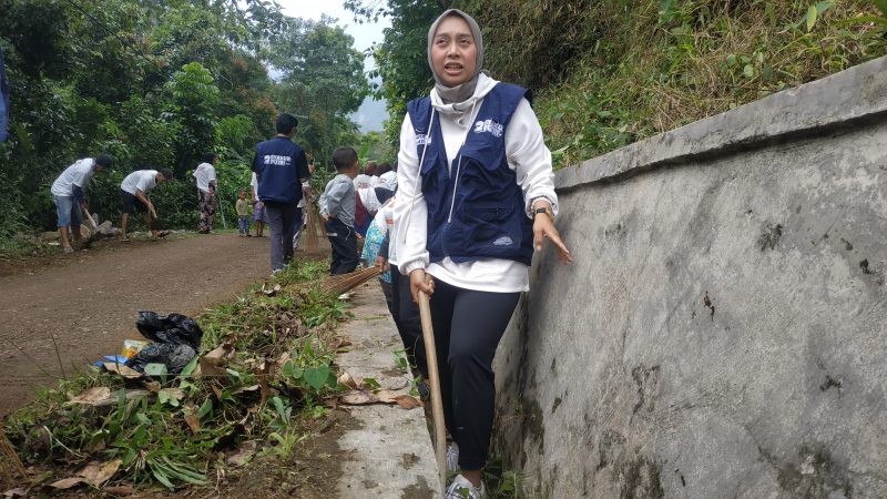 Calon Wakil Bupati nomor urut 2, Putri Karlina,
membantu warga membersihkan selokan saat berkunjung ke Kecamatan Cihurip, Kabupaten Garut, Minggu (20/1/2024)(Foto: Istimewa)