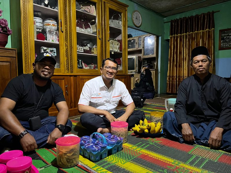Calon Bupati Garut ,dr Helmi Budiman, menginap di rumah warga saat mengunjungi Kampung Adat Dukuh,  Desa Ciroyom, Kecamatan Cikelet, Kabupaten Garut, Rabu (30/10/2024)(Foto: Istimewa)  