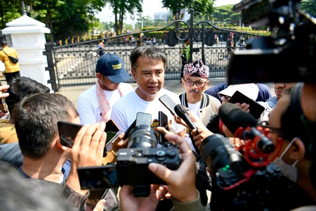 Penjabat (Pj.) Gubernur Jawa Barat Bey Machmudin menghadiri Deklarasi Kampanye Berintegritas bertema “Reugreug Pageuh, Repeh Rapih” di Jl. Diponegoro, Kota Bandung, Minggu (6/10/2024). (Foto: dokpim jabar)
