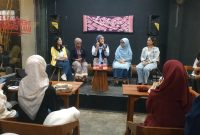 
Bincang santai dengan Putri Karlina di Alerta Cafe, Kecamatan Garut Kota, Kabupaten Garut, Jumat (25/10/2024). (Foto: andre/dara)