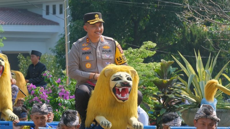 
Kapolres Subang AKBP Ariek Indra Sentanu naik Sisingaan
di Alun -Alun Subang Sabtu (26/10/2024).(Foto: yudi/dara)