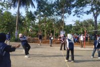 
Calon Wakil Bupati Garut, Putri Karlina, bermain bola voli dengan emak-emak di Desa Cijayana, Kecamatan Mekarmukti, Kabupaten Garut dalam rangkaian kampanyenya di zona 2, Rabu (16/10/2024).(Foto: andre/dara)

