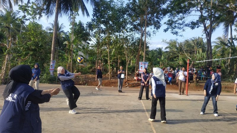 
Calon Wakil Bupati Garut, Putri Karlina, bermain bola voli dengan emak-emak di Desa Cijayana, Kecamatan Mekarmukti, Kabupaten Garut dalam rangkaian kampanyenya di zona 2, Rabu (16/10/2024).(Foto: andre/dara)

