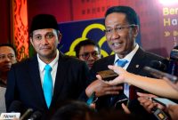 
Menteri Hukum, Supratman Andi Agtas didampingi wakilnya Eddy Hiariej 
memberikan keterangan pers usai srah terima jabatan di Graha Pengayoman, Senin sore (21/10/2024).(Foto: Ist)

