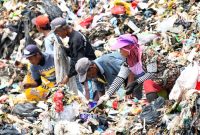 Para pemulung tengah memilah sampah di TPA Sarimukti di Cipatat, Kabupaten Bandung Barat, Jumat (4/10/2024).(Foto: adpim jabar)

