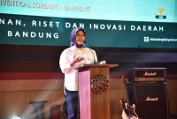 
Nina Setiana, Asisten Administrasi Umum Sekretariat Daerah Kabupaten Bandung, memberikan sambuatan pada  Kompetisi Inovasi Kabupaten Bandung (KIKB) 2024, di Grand Sunshine Soreang, Rabu (30/10/2024).(Foto: diskominfo)
