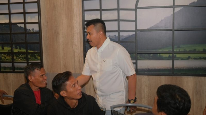 Mejelang Pilkada 2024, Kapolres Subang AKBP Ariek Indra Sentanu menggelar silaturahmi dengan serikat buruh, di D'King Cafe & Resto, Rabu (23/10/2024) sekitar pukul 20.00 WIB.(Foto: yudi/dara)
