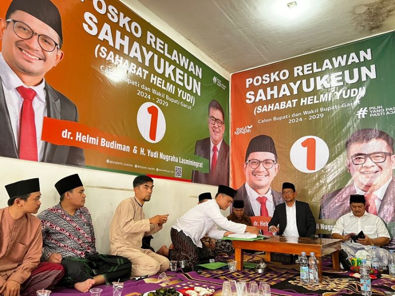 
Calon Bupati Garut, dr.Helmi Budiman, meresmikan Posko Pemenangan 'SAHAYUKEUN' di Kecamatan Bayongbong, Kabupaten Garut, Senin (14/10/2024).(Foto: andre/dara)  


