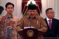 

Presiden Prabowo Subianto Didampingi Wakil Presiden Wakil Presiden Gibran Rakabuming Raka Mengumumkan Susunan Kabinet Merah Putih, di Istana Merdeka, Jakarta, Minggu (20/10/2024) malam. (Foto: Tangkapan YouTube BPMI)
